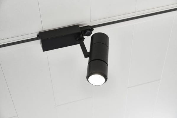 _DSC1285 - LedStore Svarta armaturer på ett vitt tak skapar kontrast. Svart ZOOM skenarmatur på trefasskena LedStore.fi