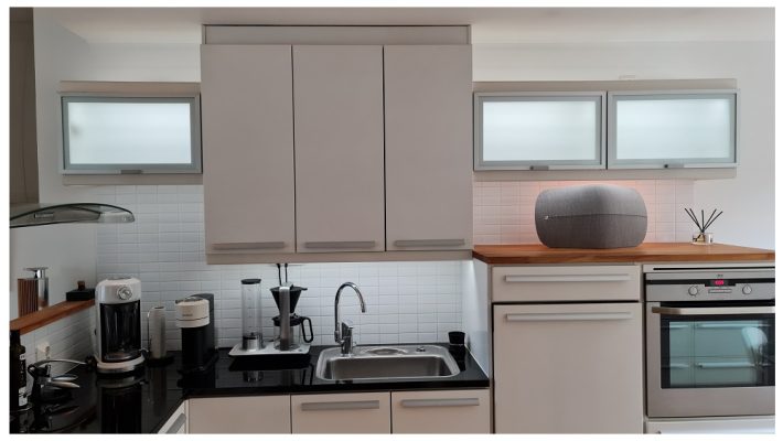 Kitchen cabinet lighting with cool light