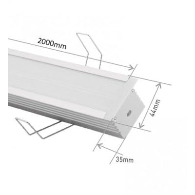 Kuva suorakulmaisesta alumiinisesta LED-profiilista, joka on 2000mm pitkä, 44.4mm leveä ja 35mm korkea. Kuvassa näkyvät tarkat mittasuhteet sekä kaksi kiinnitettävää metallikiinnikettä, jotka tekevät LED-asennuksesta helppoa. Profiilin pinta on sileä ja siinä on kätevät leikkuuaukot asentamista varten. Täydellinen valinta LedStore.fi:n laadukkaan LED-valaistuksen asennukseen.