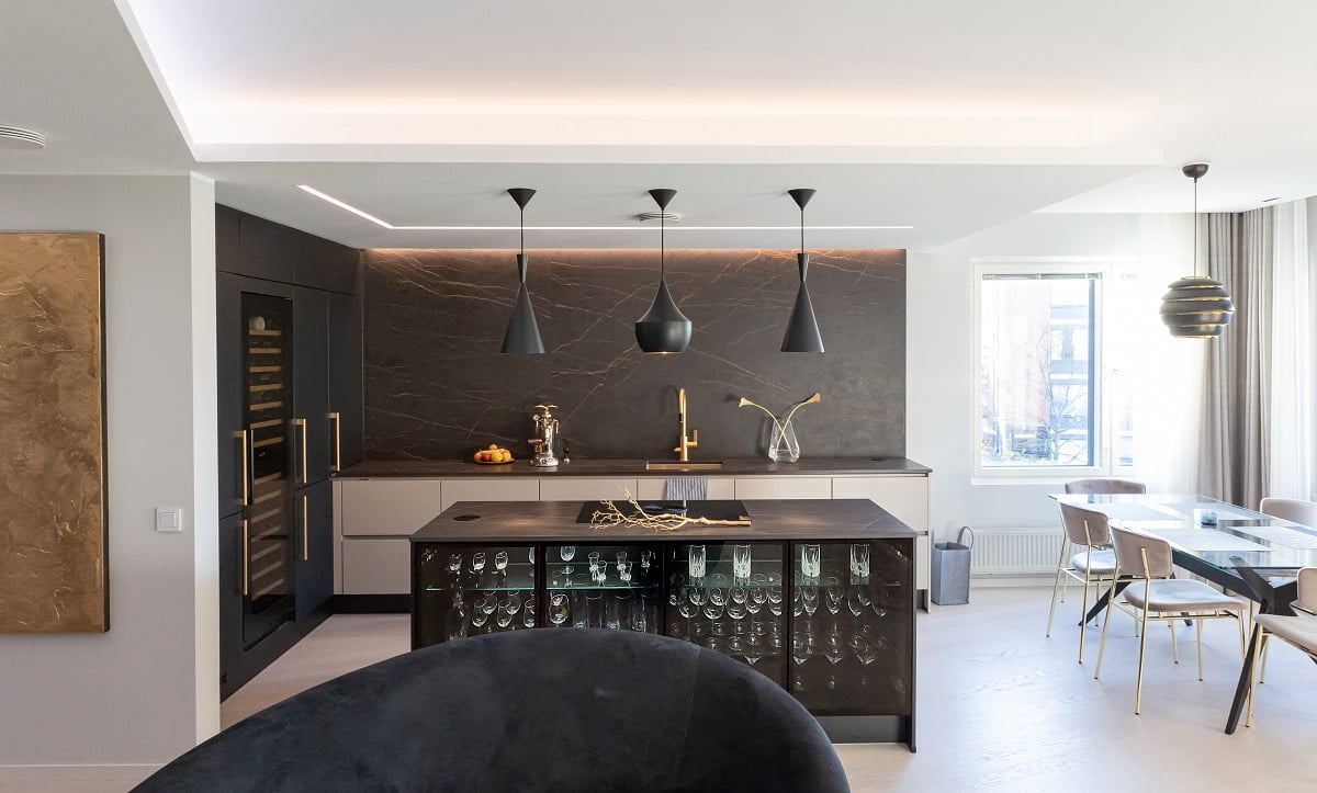 10. Lyxig renovering i Meilahti © LedStore - LedStore Köksbelysningen har elegant färgtemperaturstyrt ljus genom taket och en plan ljuskägla. © LedStore