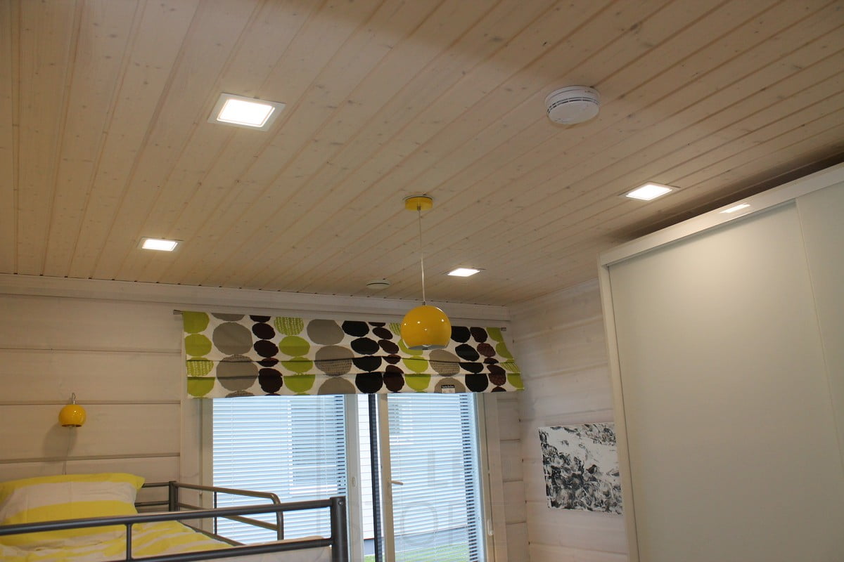 Lastenhuoneen valaistus. 200x200 led paneelit makuuhuoneen katossa.