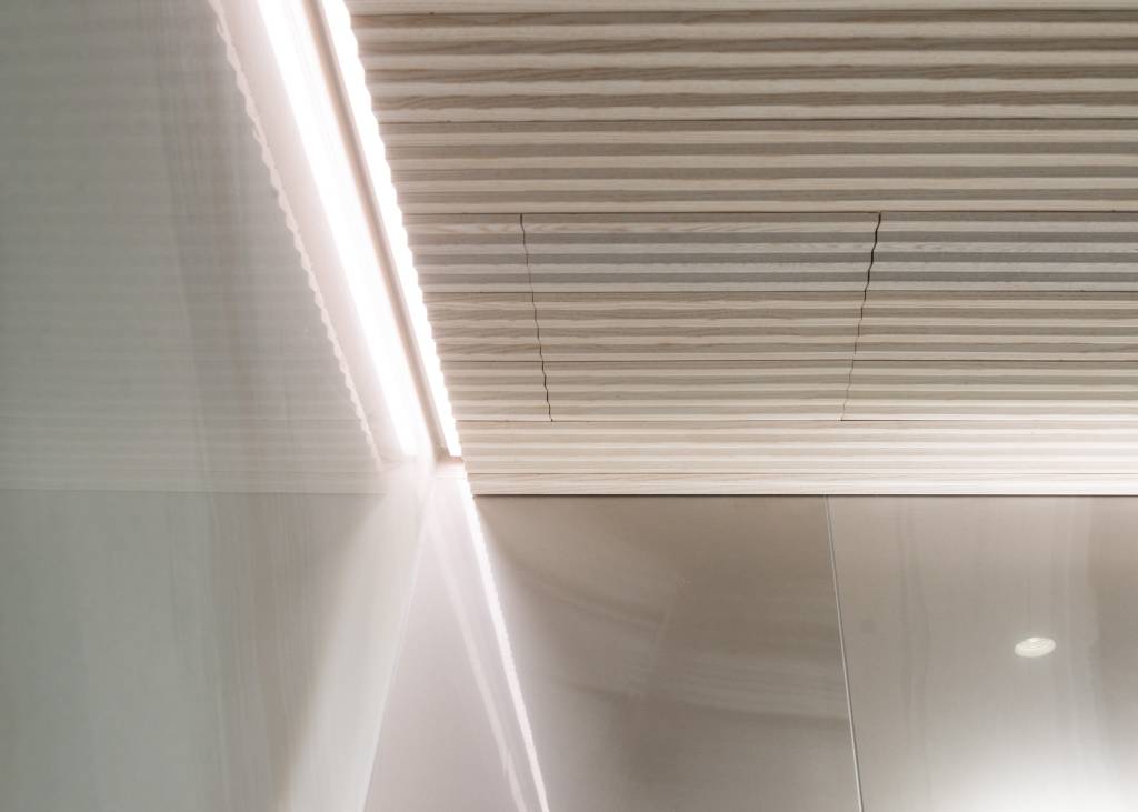 Led-kiskon muuntajaa varten paneelikattoon jätetään huoltoluukku. - LedStore sähköturvallinen ja tuoteturvallinen asennus välikatossa saadaan myös siististi