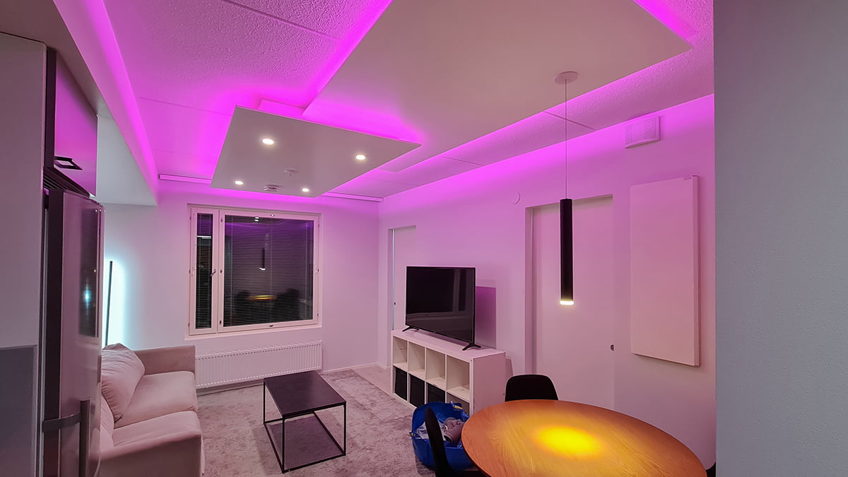 The indirect light in the ceiling is ready. Pink light on the ceiling for a girls' night out?