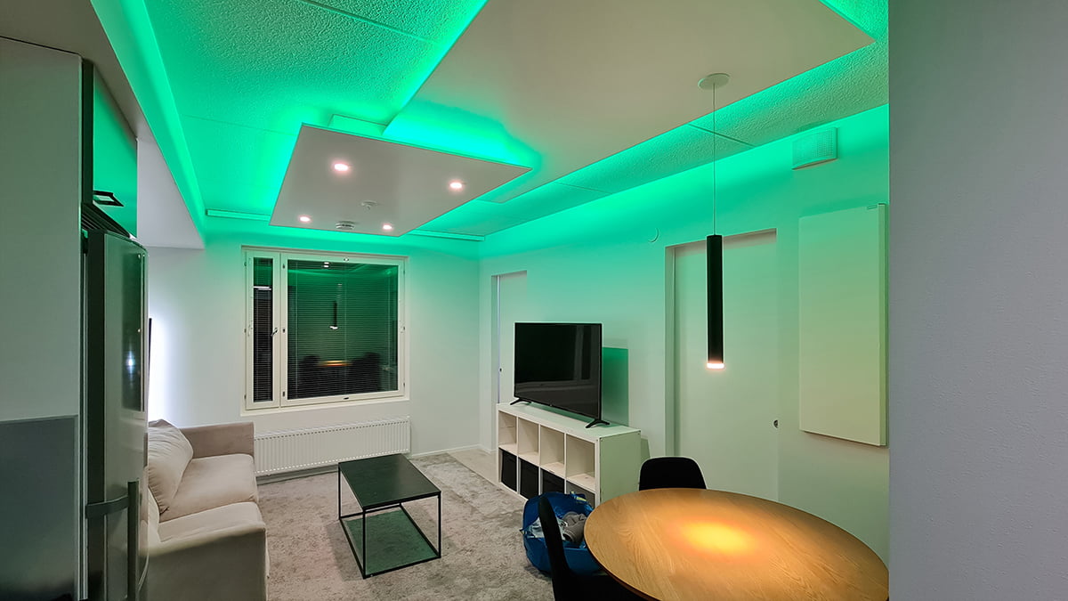 The indirect light in the ceiling is ready. A green light in the ceiling brightens up and works