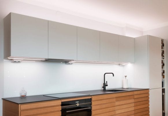 L'appartamento sulla spiaggia di Töölönlahti riceve una nuova illuminazione con LED versatili