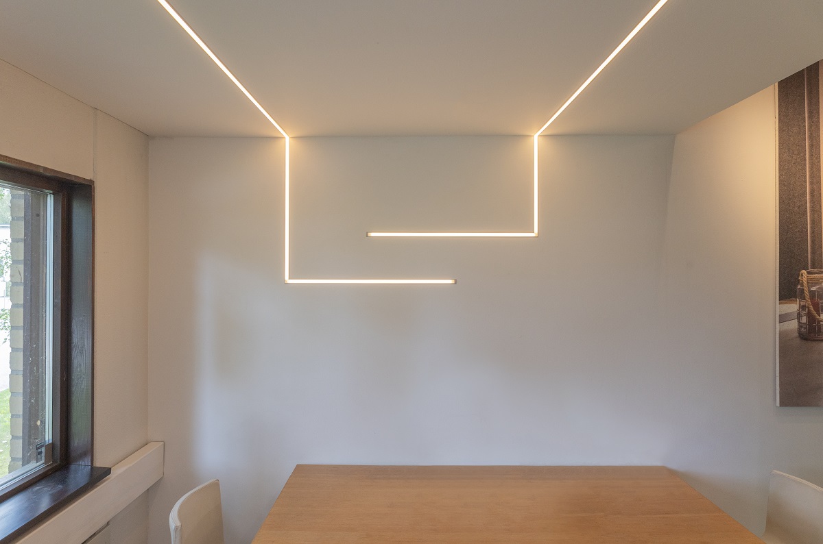 Warm - LedStore Die Beleuchtung ist auf warmweiß eingestellt. Es bringt eine ruhige Atmosphäre in den Raum.