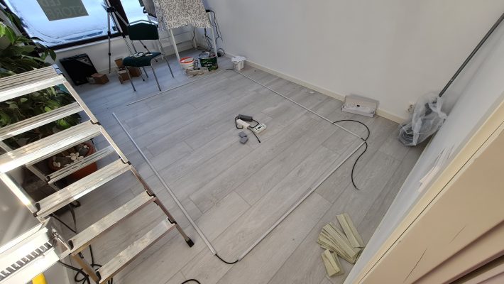 Led strip in aluminium profile ready to be lifted into place. Two L-shaped rails with colour temperature adjustable LED strips. The connecting wires at the ends of the strips are quite short, as the power supplies were placed very close to the strips.