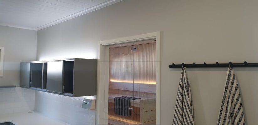 Saunassa selkänojassa led nauha valaisemassa tunnelmallista valoa ylöspäin ja lauteen alla alaspäin. Pehmeää, epäsuoraa valoa. Ledstore.fi