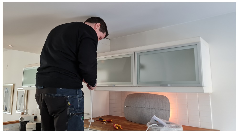 Selbst ein kürzerer Hocker kann die Oberseite einer Vitrine in der Küche erreichen - LedStore Selbst ein kürzerer Hocker kann die Oberseite einer Vitrine in der Küche erreichen