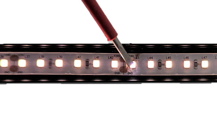 Paina viallista LED piiriä niin sen viallinen juotos paljastuu