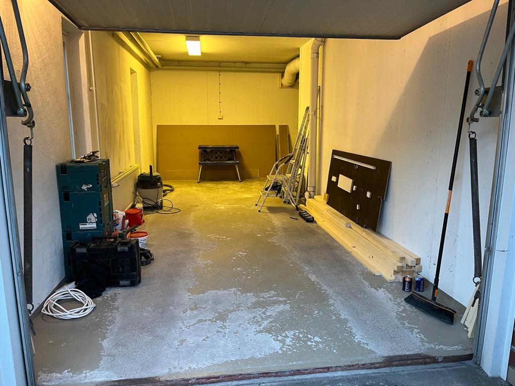 Renovering av garage påbörjas - LedStore Garagelamporna är fortfarande tända - renoveringen börjar