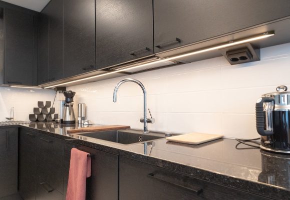 Task light in black low profile ©LedStore