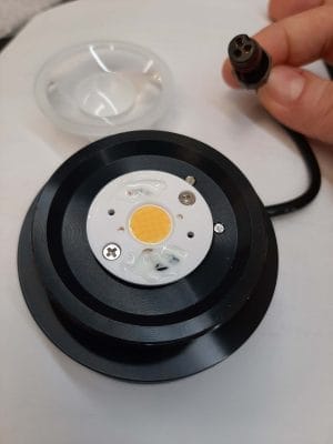 Värilämpötilasäädettävä spotti sisältää monitoimisen led piirin