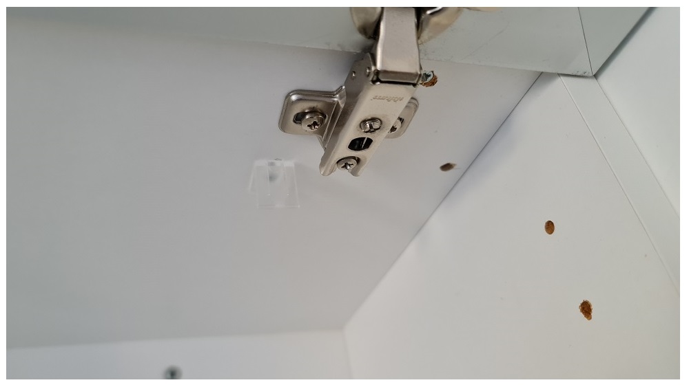 Unauffällige LED-Profilhalterung und Kabelloch - LedStore Unauffällige LED-Profilhalterung und Kabelloch
