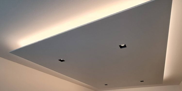 Il successo della ristrutturazione illuminotecnica di un soffitto in gesso ribassato con strisce LED e faretti Hidilo