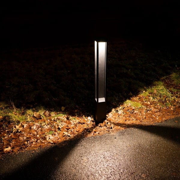 led-pihavalaisin-funk-pillar-1000-musta-10w-ip54-8d0 - LedStore Moderni LED-ulkovalaisin valaisee kävelytietä öisin lämpimällä hehkulla, luo diagonaalisia varjoja kostealle, lehtien peittämälle maalle ja lisää tunnelmaa.