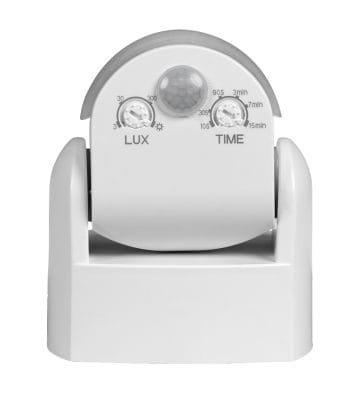 riktad_lokaliseringssensor_ip65_takaa_justerbar_rörelsesensor_botten_ledstore.sv - LedStore LedStore.fi verkkokaupasta löydät valkoisen liiketunnistimen, jossa on säädettävät "LUX" ja "TIME" -säätimet sekä LED-merkkivalo. Laitteessa on puolipyöreä muotoilu, keskellä sijaitseva sensori ja asennusta helpottava kiinnike.