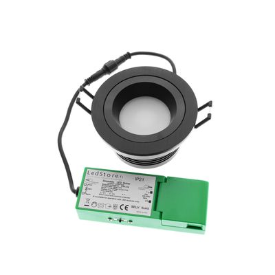 Downlight a LED da incasso nero con driver LED verde e filo nero su sfondo bianco: una soluzione di illuminazione a risparmio energetico.