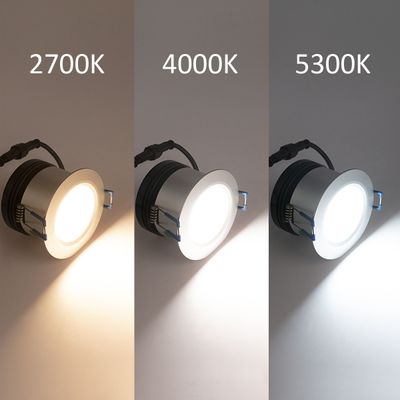 Tre plafoniere con temperature di colore di 2700K (caldo), 4000K (neutro) e 5300K (freddo) sono esposte per evidenziare le diverse opzioni di illuminazione a LED.