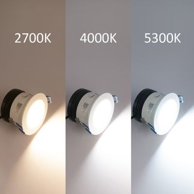 Tre luci LED con temperature di colore di 2700K (caldo), 4000K (neutro) e 5300K (freddo) illuminano la superficie e mostrano diverse tonalità di luce.