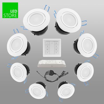 Testo opzionale: sette plafoniere LED bianche a incasso in configurazione circolare con pannello di controllo e centro di cablaggio; logo LED Store nell'angolo.
