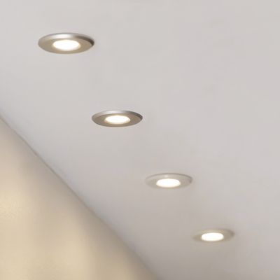 Soffitto con quattro luci LED da incasso illuminate, uniformemente distanziate per una distribuzione ottimale della luce in interni moderni.