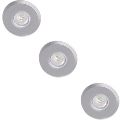Tre luci LED rotonde da incasso a soffitto di colore argento su sfondo bianco, soluzioni di illuminazione moderne ed efficienti dal punto di vista energetico per case e uffici.