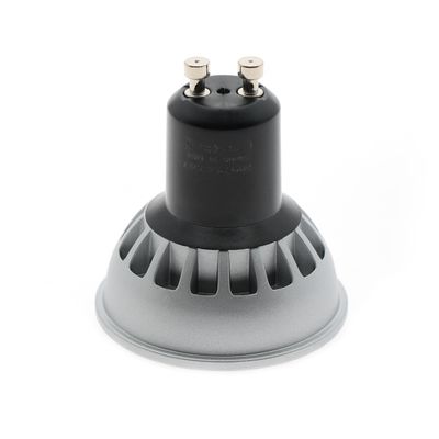 Lampada LED bianca ad alta efficienza energetica con base GU10, vista angolare con sfondo bianco, ideale per soluzioni di illuminazione mirate.