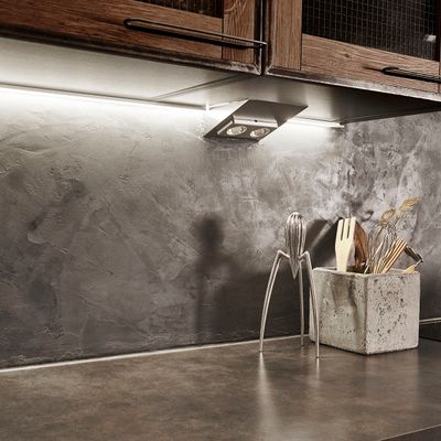 Illuminazione del piano di lavoro della cucina con striscia a led.