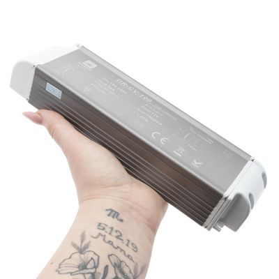 Controller LED portatile con specifiche e simboli stampati, essenziale per le installazioni di illuminazione ad alta efficienza energetica nei negozi di illuminazione LED.