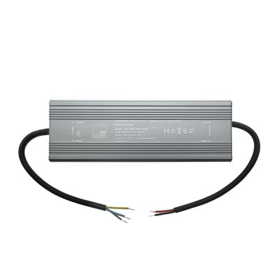 Controller LED rettangolare con due cavi neri su ciascun lato, fili di colore diverso per connessioni luminose versatili.