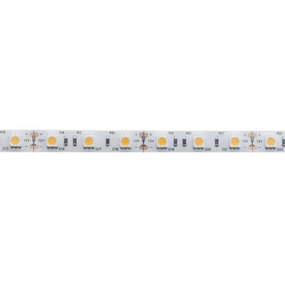 Primo piano di una striscia LED che mostra piccoli diodi rotondi e resistenze marcate su uno sfondo bianco in una striscia di illuminazione a LED, per migliorare la luminosità di un interno ad alta efficienza energetica.