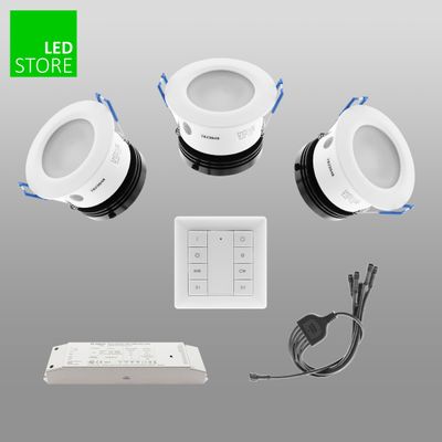 Quattro downlight LED rotondi, pannello di controllo, controller rettangolare, cavo su sfondo grigio e logo "LED Store" verde in alto a sinistra.