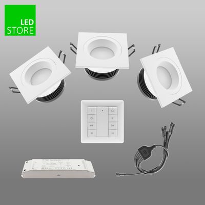 Luci LED rotonde con pannello di controllo e alimentatore in grigio. Cavi continui, adesivo verde "LED Store" nell'angolo. Configurazione ideale per l'illuminazione contemporanea.