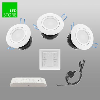 Tre downlight a LED bianchi, telecomando, cavi, alimentatore in grigio. Logo "LED Store" verde in alto a sinistra. Migliorate le vostre soluzioni di illuminazione con i nostri prodotti.