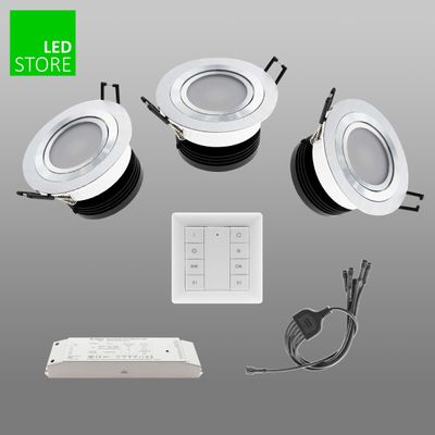 Tre luci LED bianche da incasso con controller, adattatore e cavo su sfondo grigio. Logo LED Store in alto a sinistra. Soluzione di illuminazione ad alta efficienza energetica.