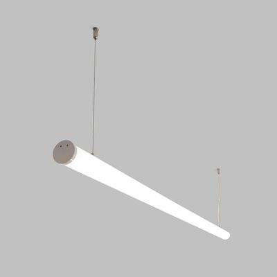 Elegante lampada a sospensione cilindrica a LED sospesa su cavi, un moderno apparecchio a risparmio energetico su sfondo grigio.