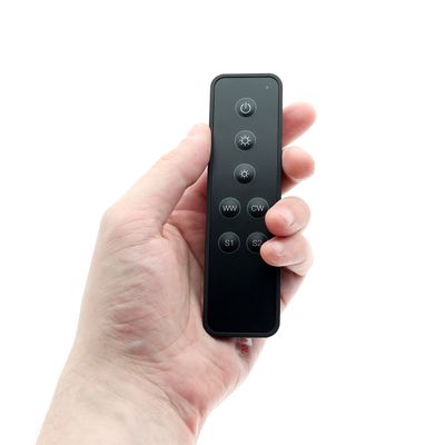 Elegante telecomando nero con 7 pulsanti per sistemi di illuminazione a LED, da tenere in mano per un facile utilizzo. Perfetto per soluzioni di illuminazione moderne.