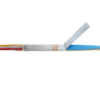 Dettaglio della striscia luminosa a LED che mostra i diodi, i fili e l'adesivo parzialmente rimosso per l'installazione dell'illuminazione.