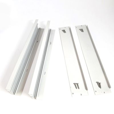 Quattro staffe di montaggio in metallo con viti per luci LED su sfondo bianco, ideali per un'installazione e un'esposizione sicure.