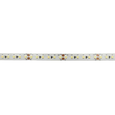 Primo piano di una strip LED bianca, che mostra le singole lampade LED e i contatti in rame per un'illuminazione efficiente.