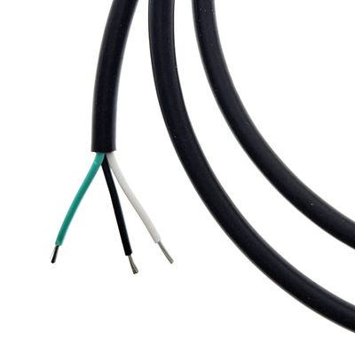 Cavo di alimentazione per illuminazione con tre fili visibili per l'installazione dei LED: verde, nero e bianco.