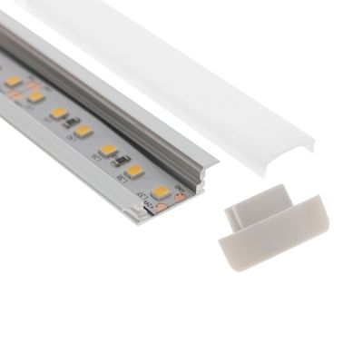 Apparecchio a strip LED parzialmente assemblato in canale di alluminio con copertura smerigliata, tappo terminale rimosso, ideale per soluzioni di illuminazione moderne e versatili.