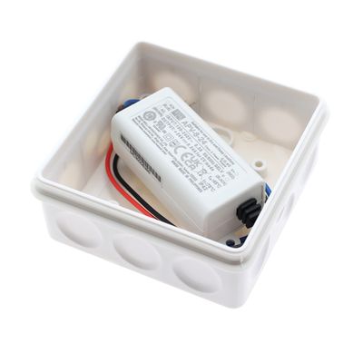 Scatola di derivazione elettrica rettangolare bianca con cablaggio e componente elettronico etichettato per l'installazione di illuminazione a LED.