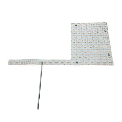 Striscia LED flessibile a forma di L con piccoli moduli LED, connettore e prolunghe; ideale per soluzioni di illuminazione versatili.