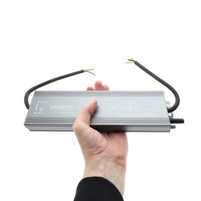 Luce LED rettangolare con dimensioni segnate: lunghezza 245 mm, altezza 32 mm, larghezza 65 mm. Disegno semplice con linee rosse per negozio di illuminazione LED.