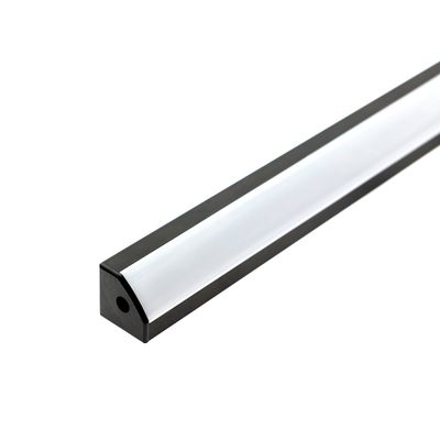 Primo piano di un'elegante barra luminosa a LED bianca e nera dal design triangolare, ideale per soluzioni di illuminazione contemporanee.