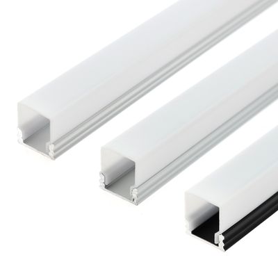 Primo piano di tre estrusi di alluminio rettangolari bianchi con canali aperti, allineati parallelamente su uno sfondo bianco. Ideale per soluzioni di illuminazione a LED.