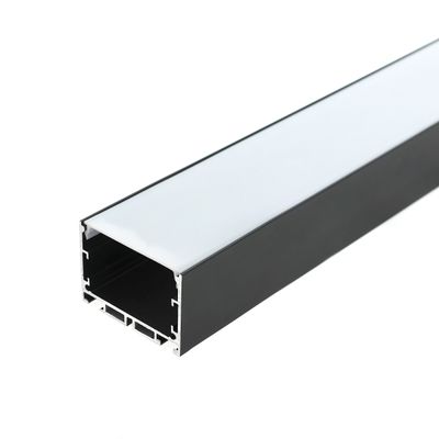 Apparecchio LED rettangolare nero con luce bianca, vista obliqua su sfondo bianco, ideale soluzione di illuminazione moderna.