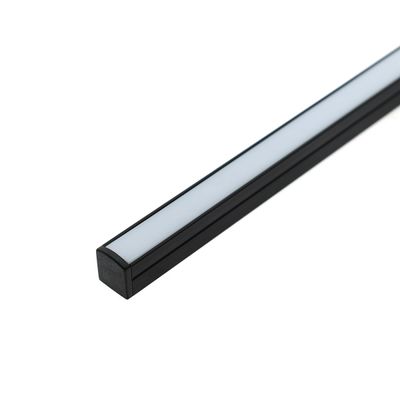 Primo piano di un'elegante barra luminosa LED rettangolare, con cornice nera e superficie illuminata bianca, perfetta per soluzioni di illuminazione ad alta efficienza energetica.